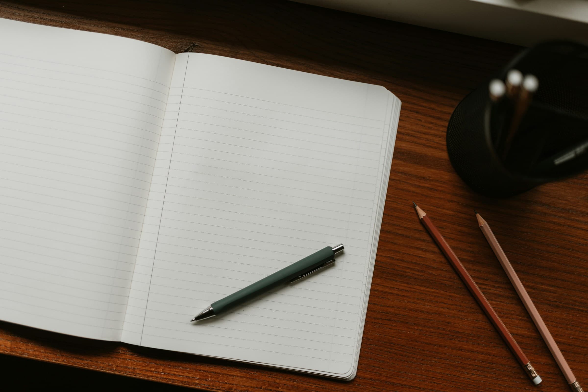 Journal ページヘッダーの背景写真(開いたノートとペン)